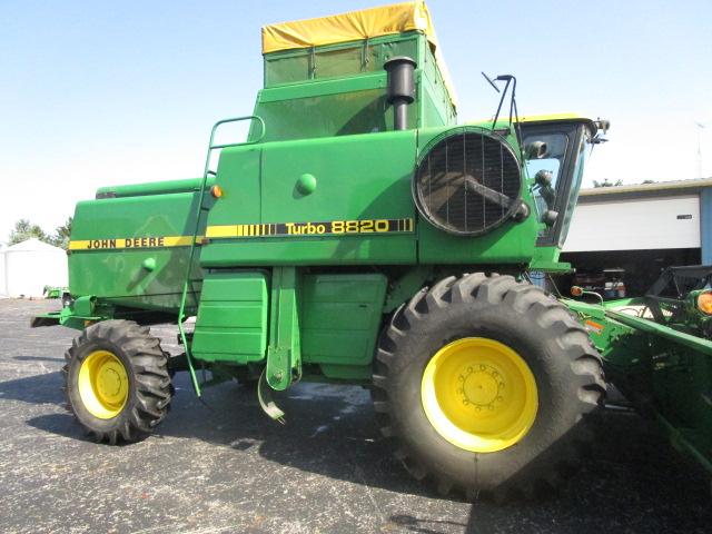 John Deere 8820 Combine