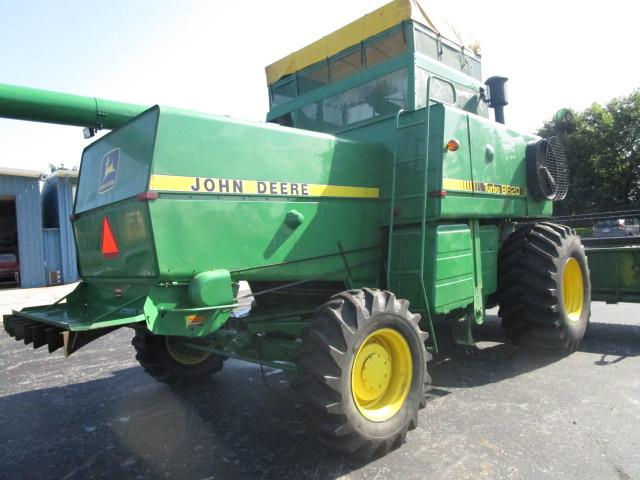 John Deere 8820 Combine