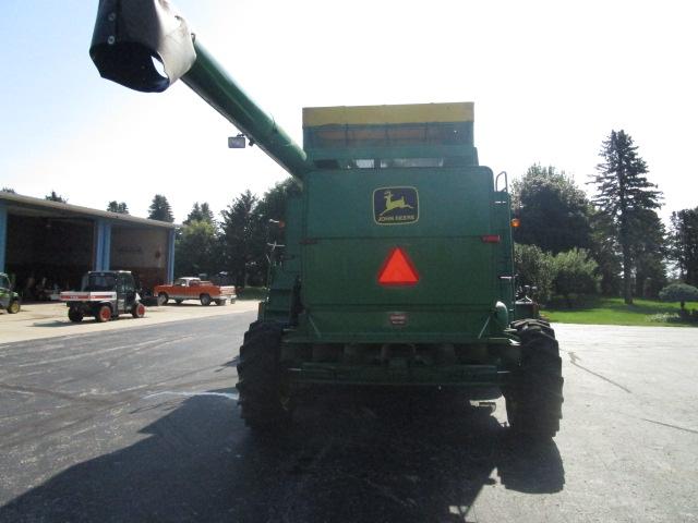 John Deere 8820 Combine