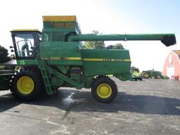 John Deere 8820 Combine