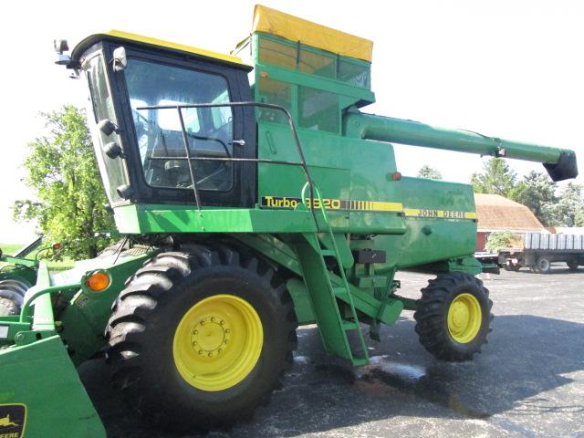 John Deere 8820 Combine