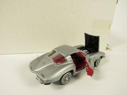 Good-looking 1963 Corvette Franklin Mint 1:24 scale diecast model car.