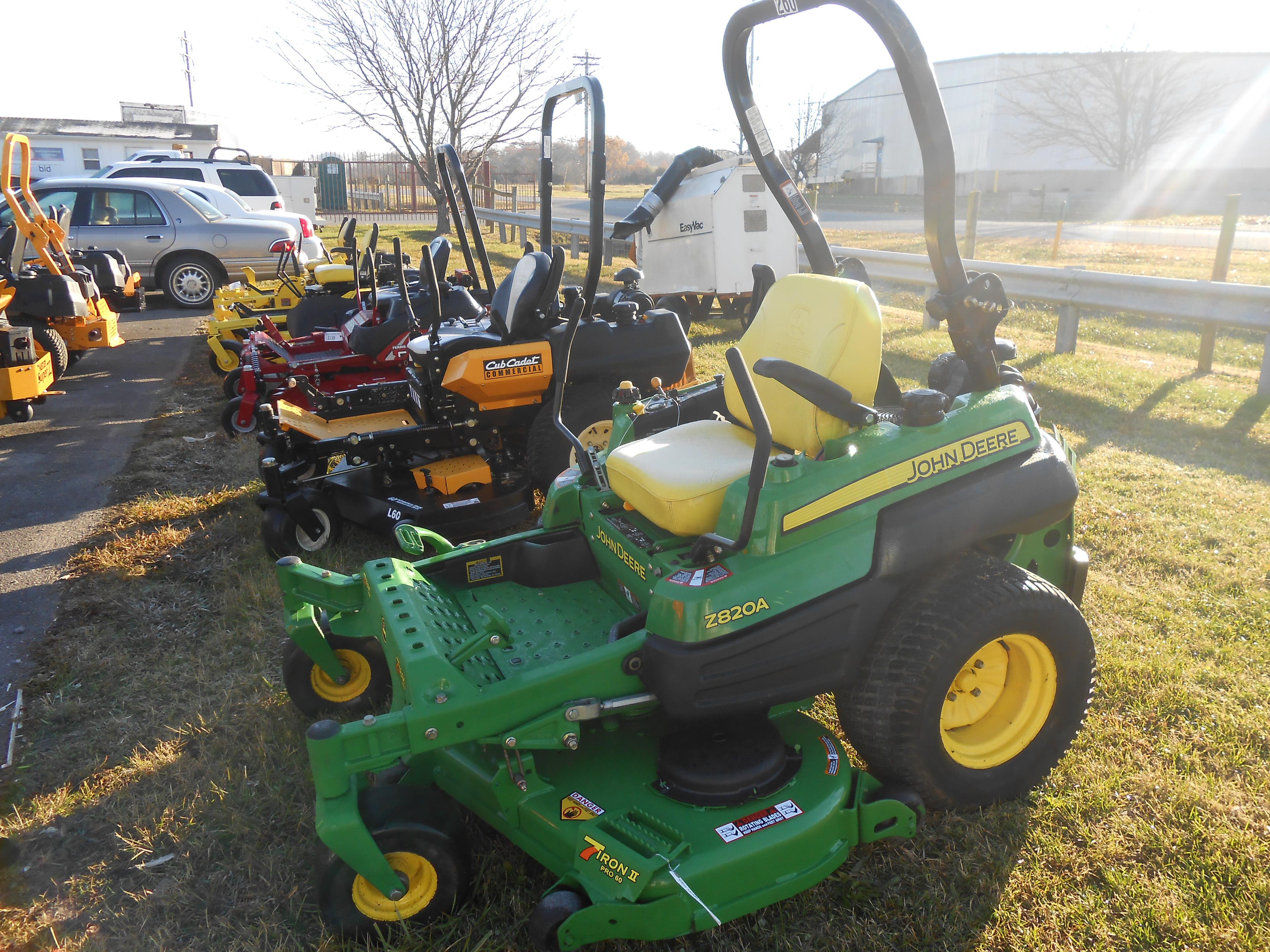 JOHN DEERE Z820A-25 ZERO TURN MOWER 25 HP KAWASAKI ENGINE, 60" DECK, SHOWIN