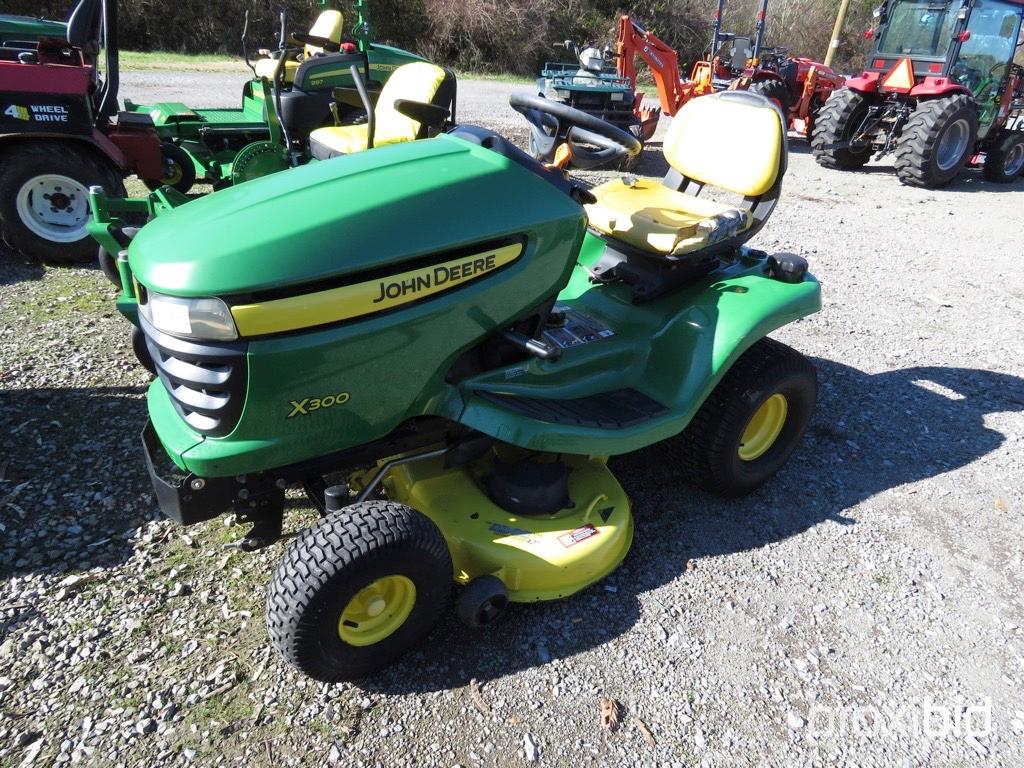 JOHN DEERE X300 RIDING MOWER 42" DECK, GAS ENGINE, 388 HOURS