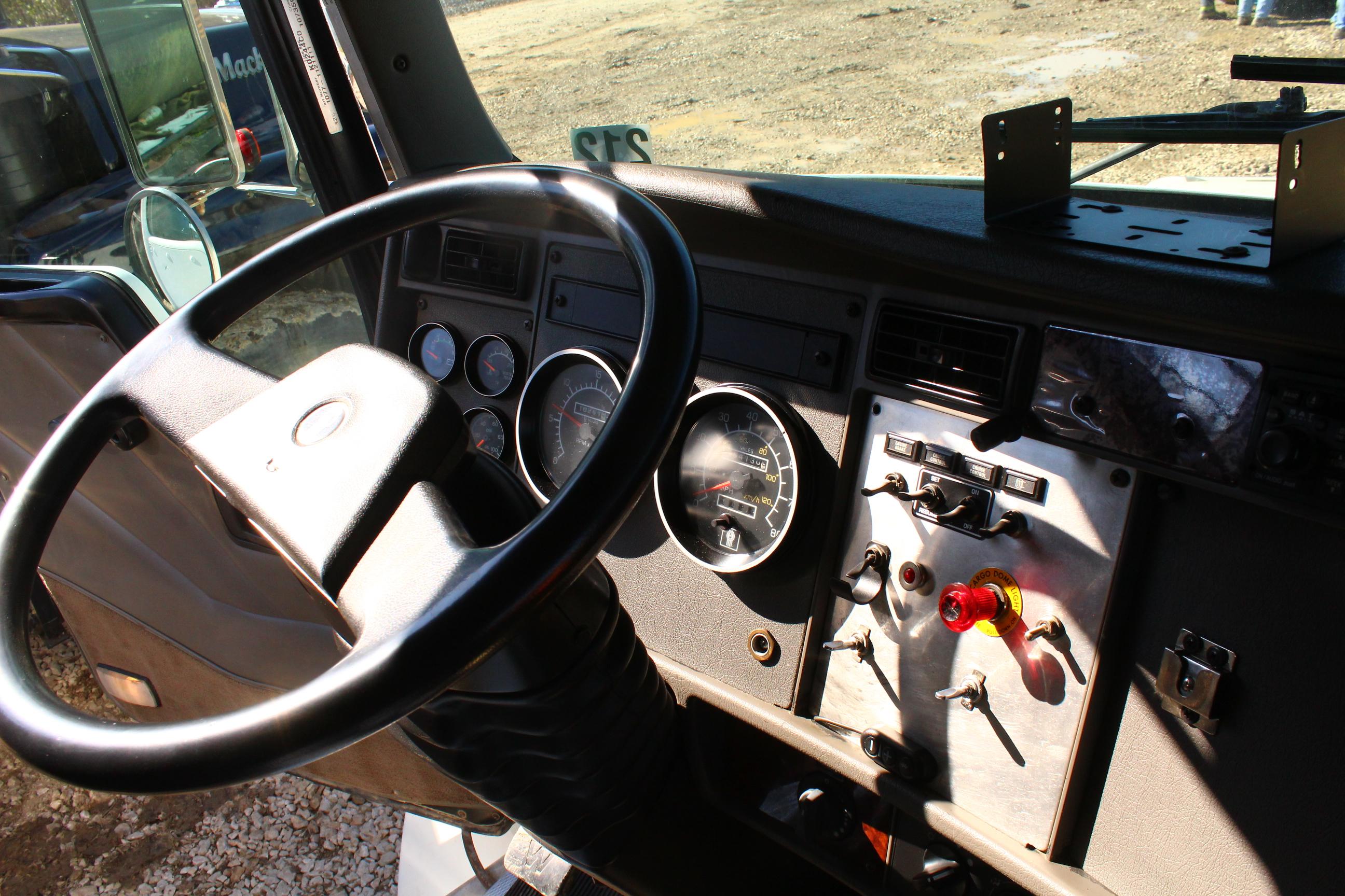 2004 KENWORTH T300 ENCLOSED LUBE TRUCK EATON FULLER 6SP TRANS, AIR COMPRESSOR, TOOLBOXES ON SIDE, CO