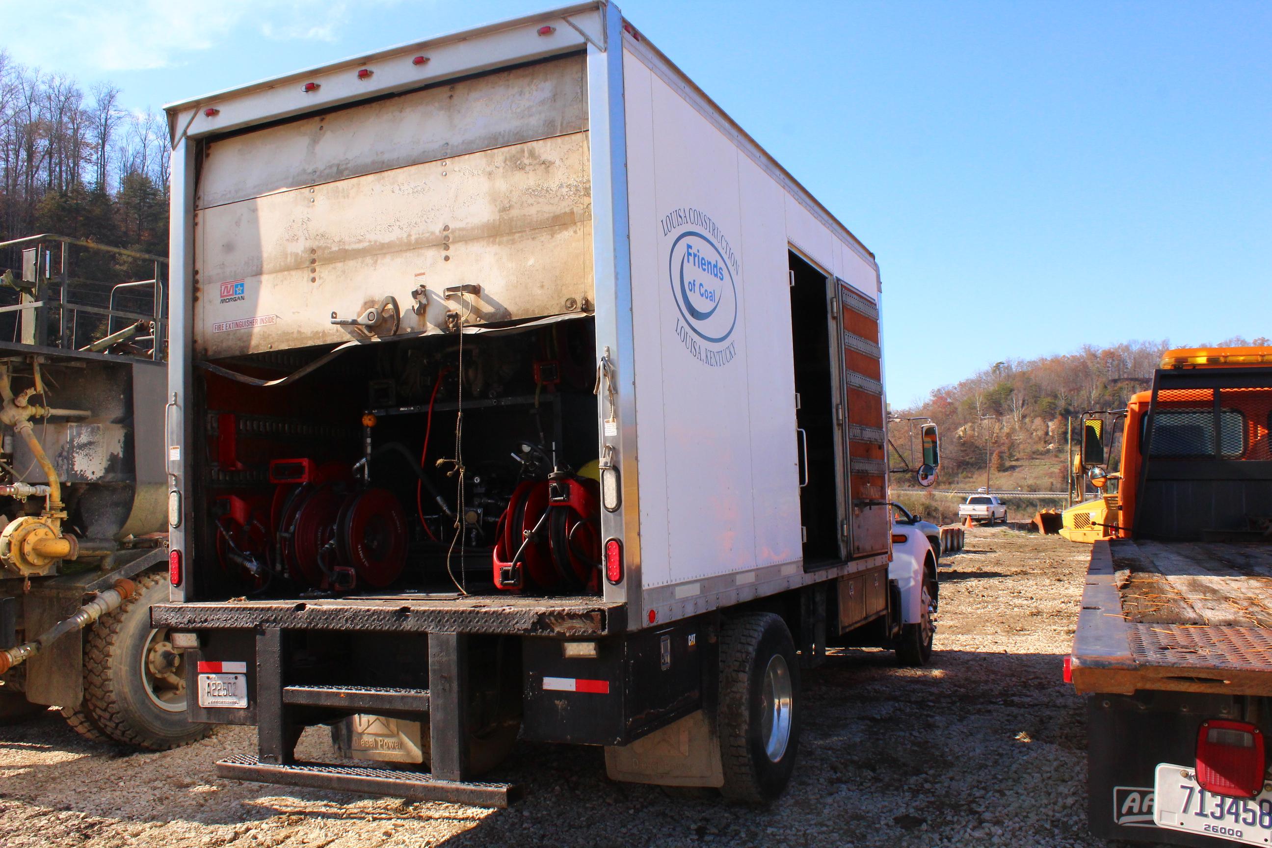 2004 KENWORTH T300 ENCLOSED LUBE TRUCK EATON FULLER 6SP TRANS, AIR COMPRESSOR, TOOLBOXES ON SIDE, CO