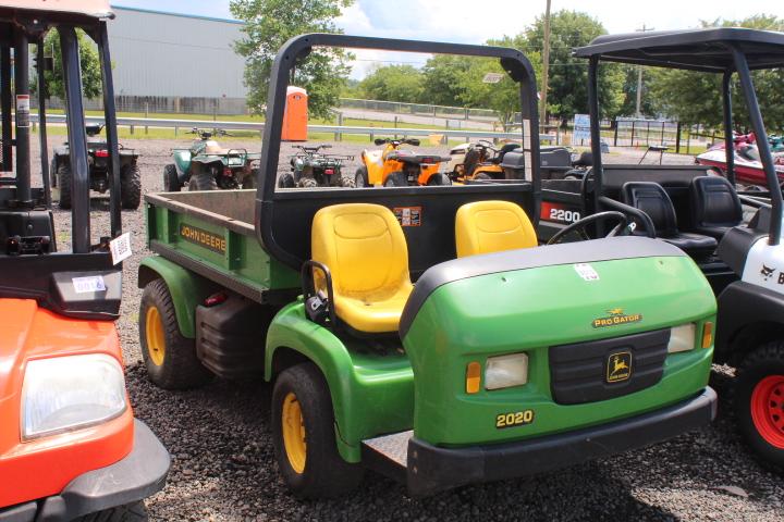 JOHN DEERE 2020 PRO GATOR GAS ENG, 2WD, HYDRAULIC DUMP BED, MANU TRANS, SHOWING 3904 HRS, S/N#  TC20