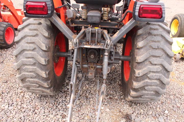 KUBOTA B2620 4WD TRACTOR 3PT HITCH, DSL,P/S, PTO, ROLL BAR, SHOWING 462 HRS, S/N# 51155, TAG# 9398