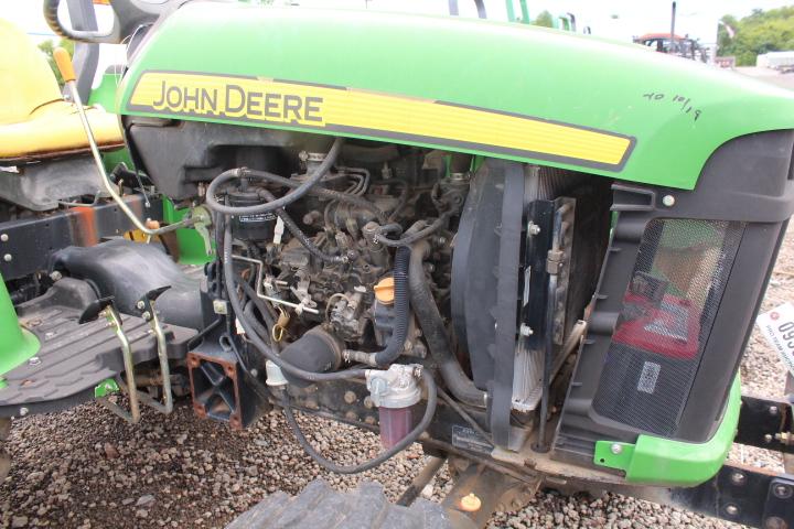JOHN DEERE 3038E 4WD TRACTOR 3PT HITCH, PTO, ROLL BAR, HYDRASTATIC TRANS, SHOWING 658 HRS, S/N# V303