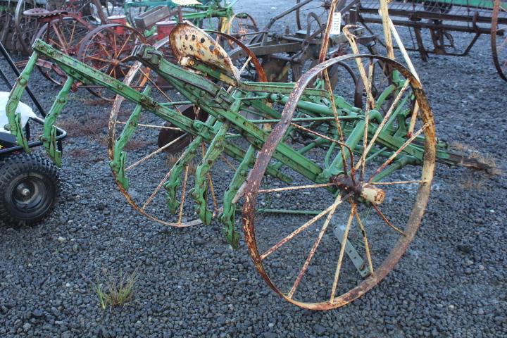 ANTIQUE 1 ROW CULTIVATOR