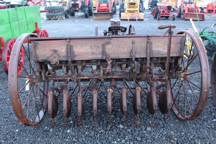 JOHN DEERE ANTIQUE DRILL