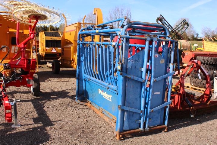 PRIEFERT AUTOMATIC HEADGATE W/ SQUEEZE CHUTE