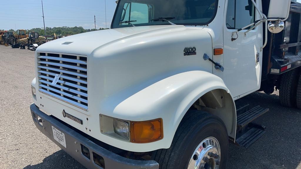 2000 INTERNATIONAL 4900 SINGLE AXLE DUMP TRUCK