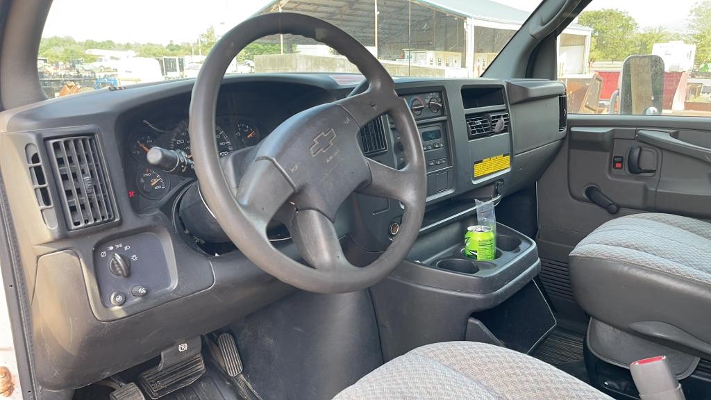 2005 CHEVROLET 3500 BOX TRUCK