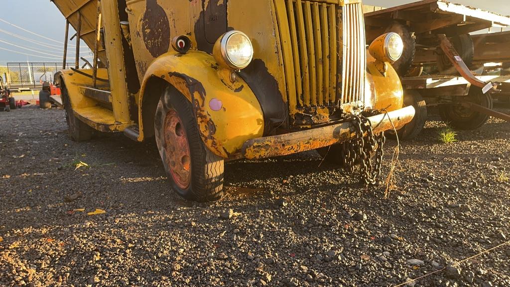 1947 ANTIQUE FORD COCA COLA TRUCK WITH FEED BED