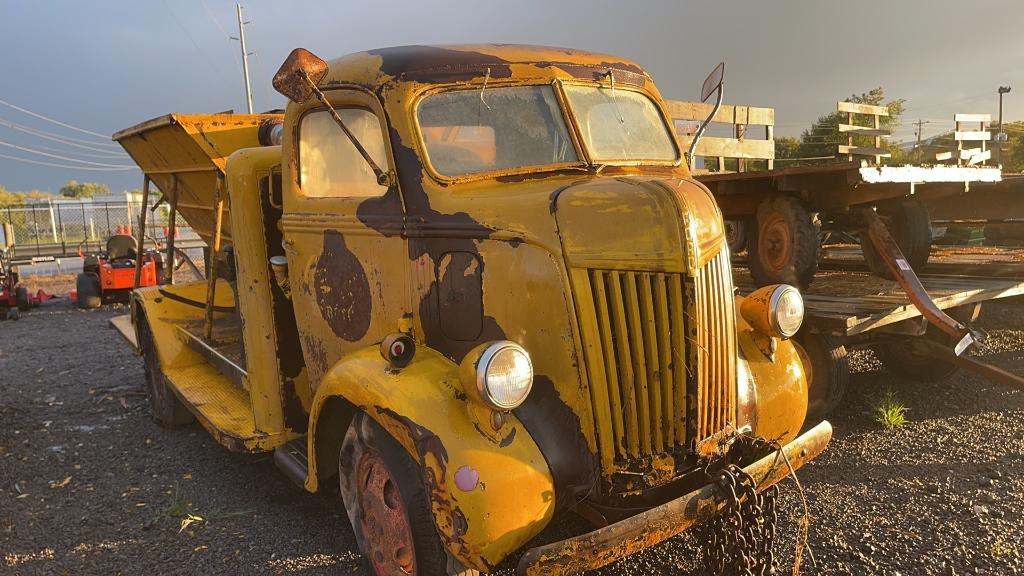 1947 ANTIQUE FORD COCA COLA TRUCK WITH FEED BED