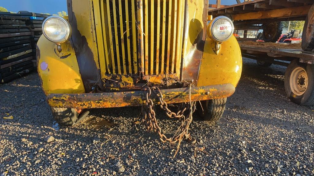 1947 ANTIQUE FORD COCA COLA TRUCK WITH FEED BED