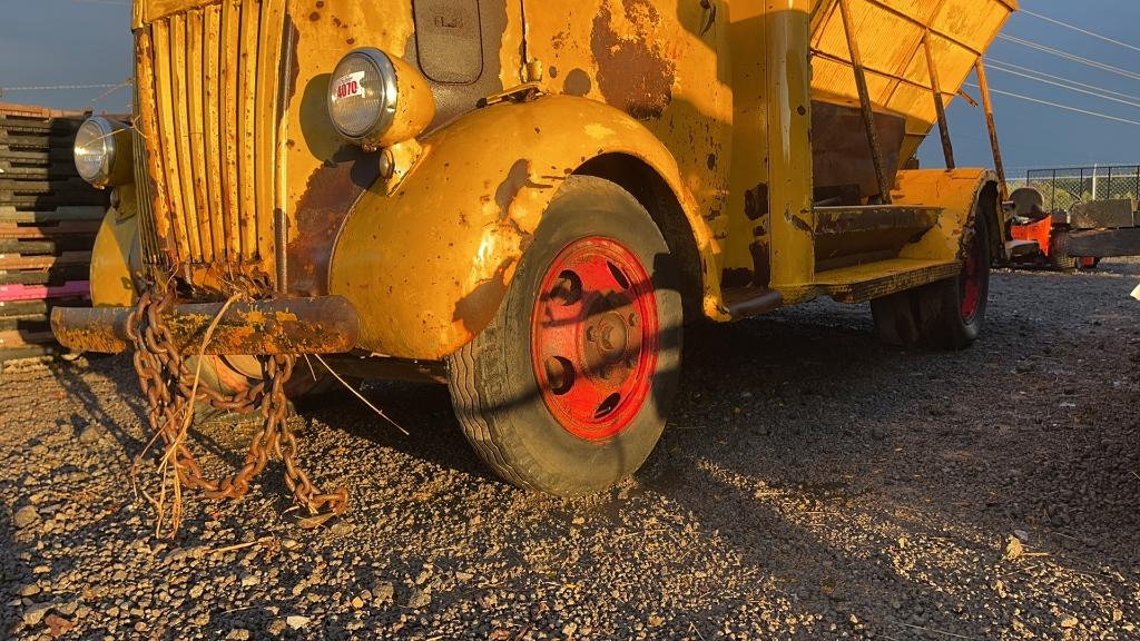 1947 ANTIQUE FORD COCA COLA TRUCK WITH FEED BED