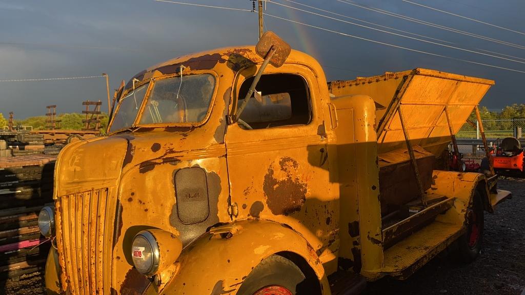 1947 ANTIQUE FORD COCA COLA TRUCK WITH FEED BED