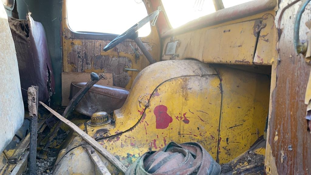 1947 ANTIQUE FORD COCA COLA TRUCK WITH FEED BED