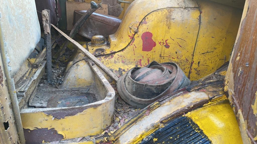 1947 ANTIQUE FORD COCA COLA TRUCK WITH FEED BED