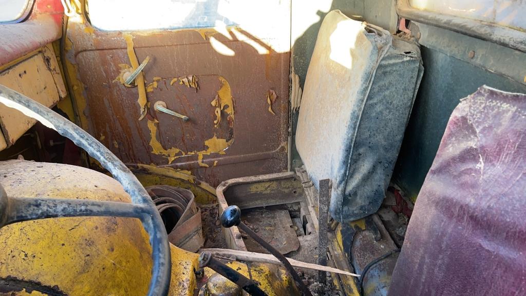 1947 ANTIQUE FORD COCA COLA TRUCK WITH FEED BED