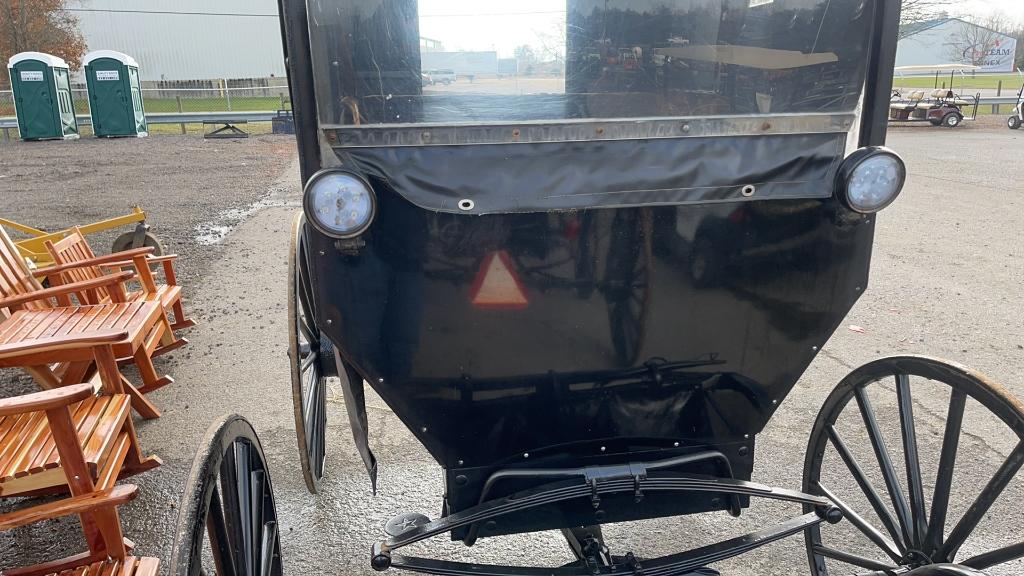 SINGLE HORSE TOP BUGGY WITH WINDSHIELD