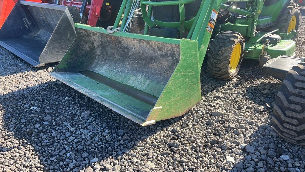 JOHN DEERE 1026R TRACTOR WITH LOADER