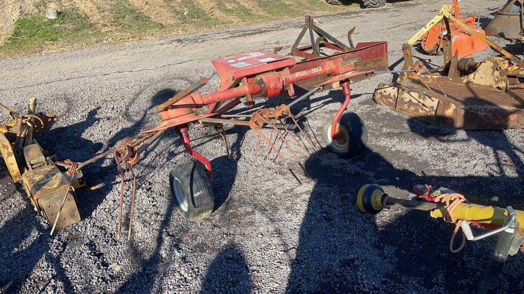 TWO BASKET HAY TEDDER PULL TYPE