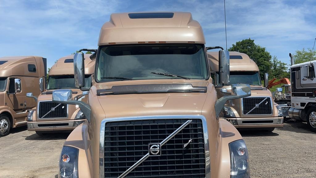 2018 VOLVO VNL64T670 TANDEM AXLE ROAD TRACTOR