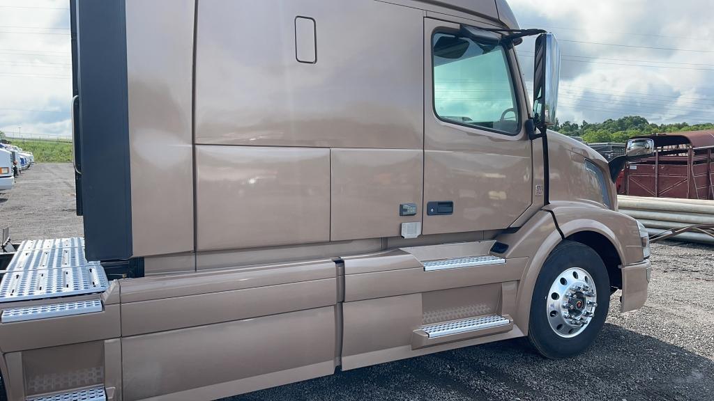 2018 VOLVO VNL64T670 TANDEM AXLE ROAD TRACTOR