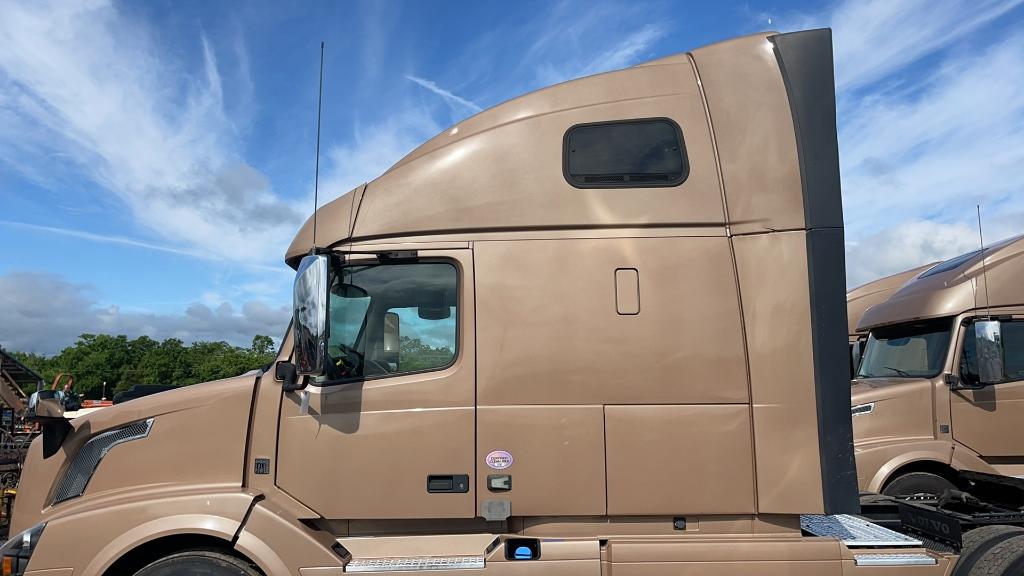 2018 VOLVO VNL64T670 TANDEM AXLE ROAD TRACTOR