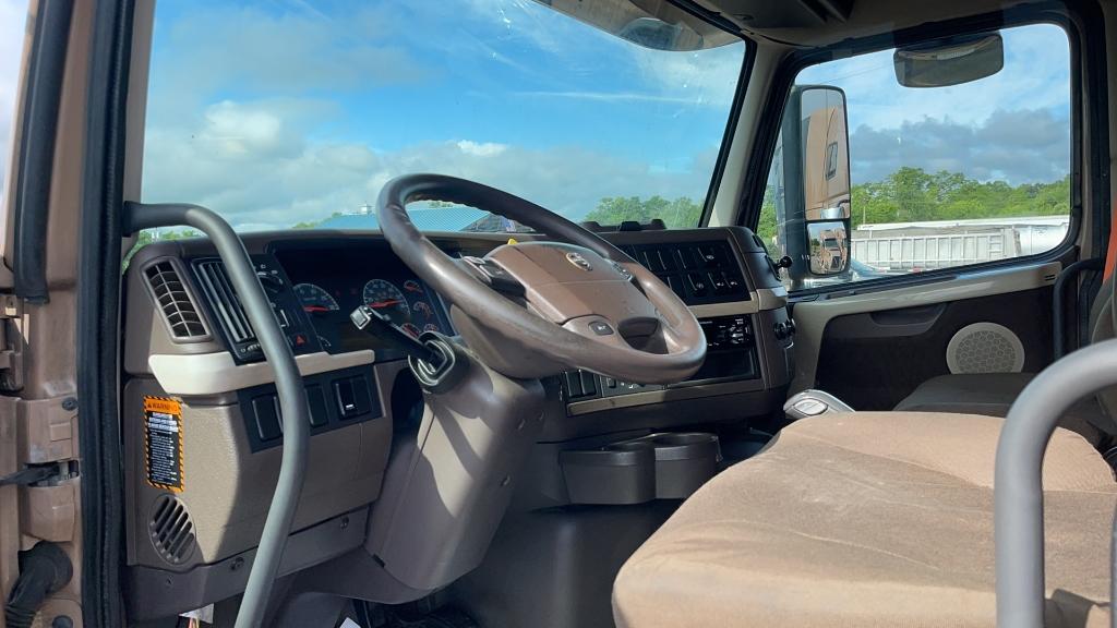 2018 VOLVO VNL64T670 TANDEM AXLE ROAD TRACTOR