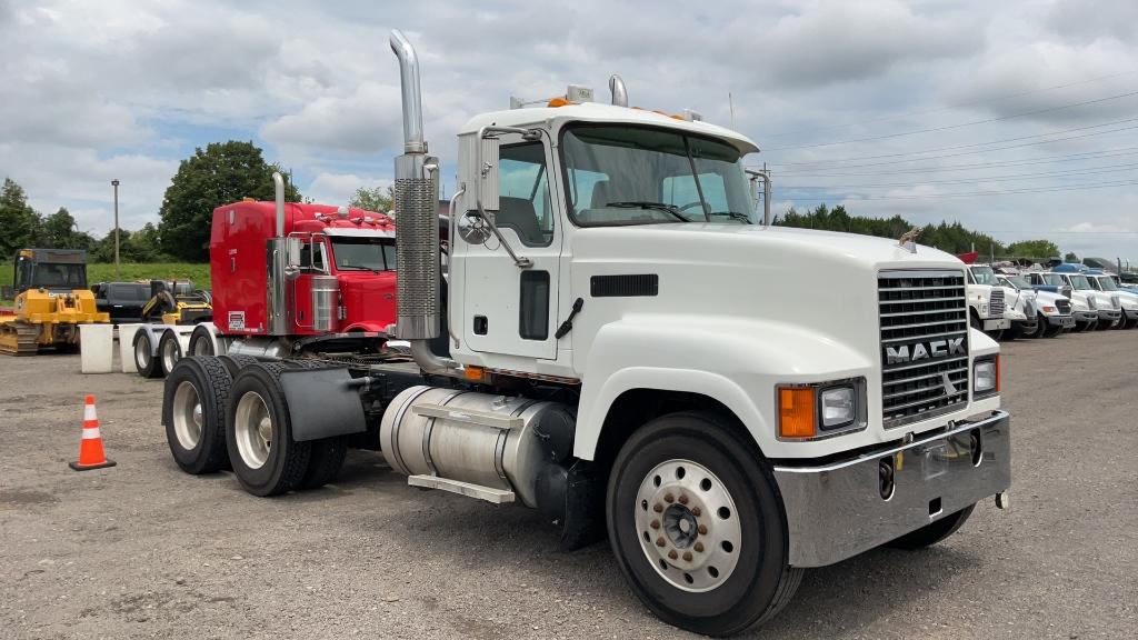 2006 MACK CH600 DAY CAB TANDEM AXLE ROAD TRACTOR