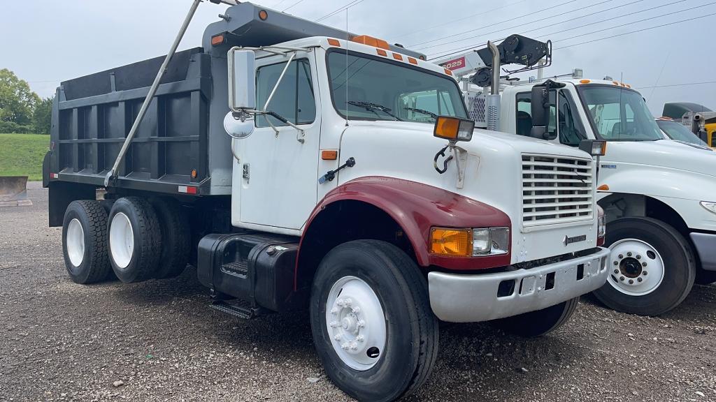 2000 INTERNATIONAL 4900 TANDEM AXLE DUMP TRUCK