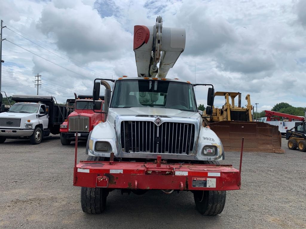 2004 INTERNATIONAL 7300 SINGLE AXLE BUCKET TRUCK