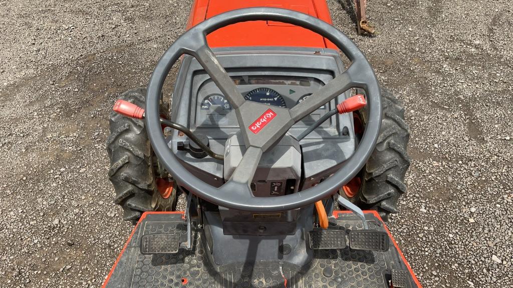 KUBOTA L2900 TRACTOR