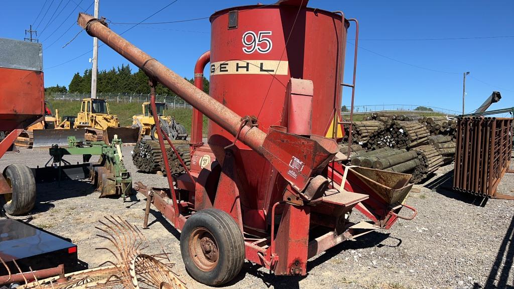 GEHL 95 GRINDER MIXER W/ LOADING AUGER