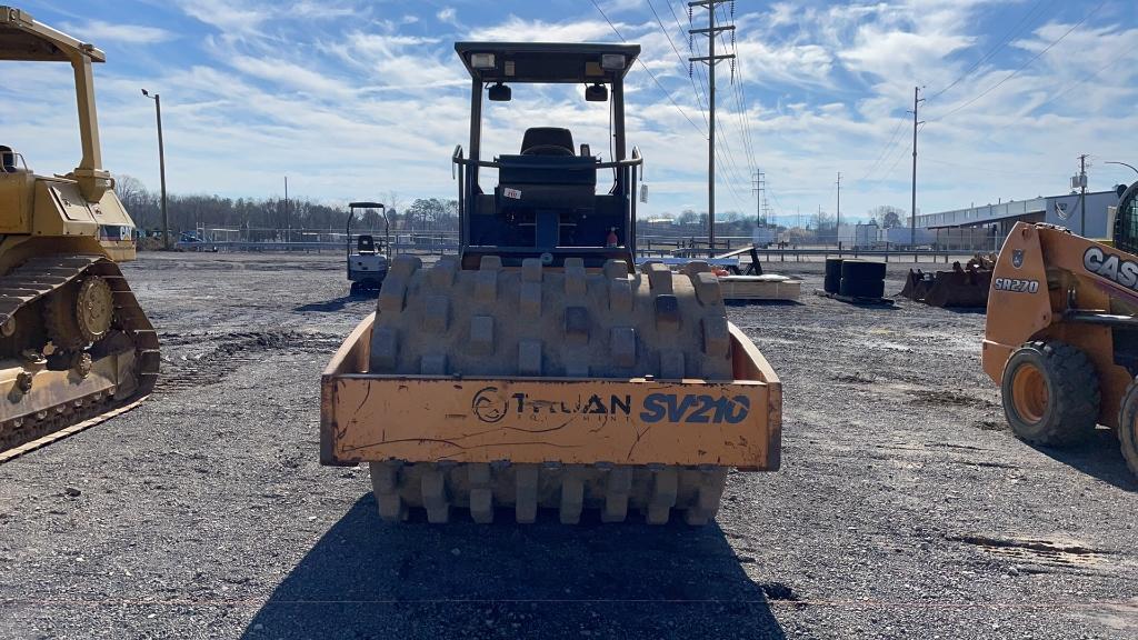 CASE SV210 VIBRATING ROLLER W/ SHEEPS FOOT SHELL