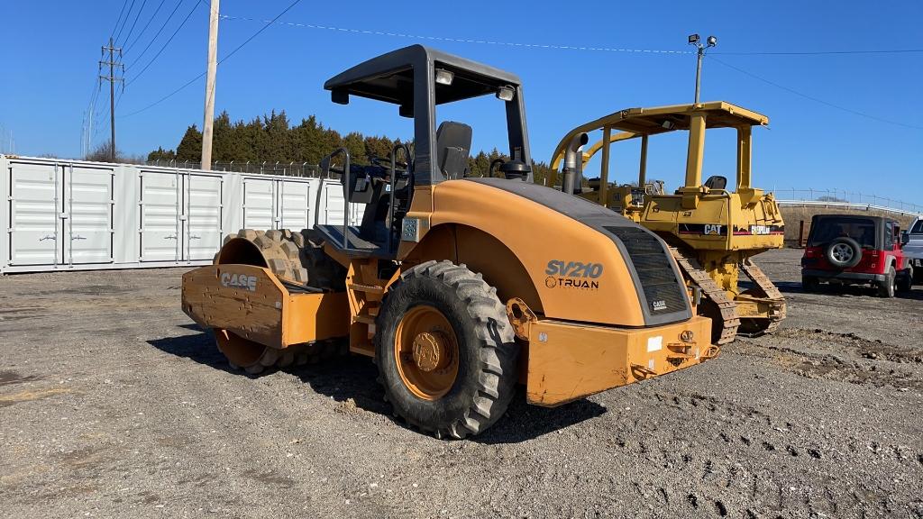 CASE SV210 VIBRATING ROLLER W/ SHEEPS FOOT SHELL