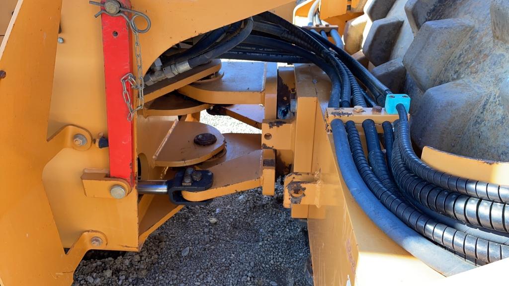 CASE SV210 VIBRATING ROLLER W/ SHEEPS FOOT SHELL