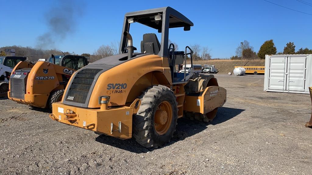 CASE SV210 VIBRATING ROLLER W/ SHEEPS FOOT SHELL