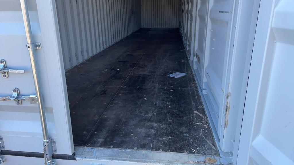 40' SHIPPING CONTAINER