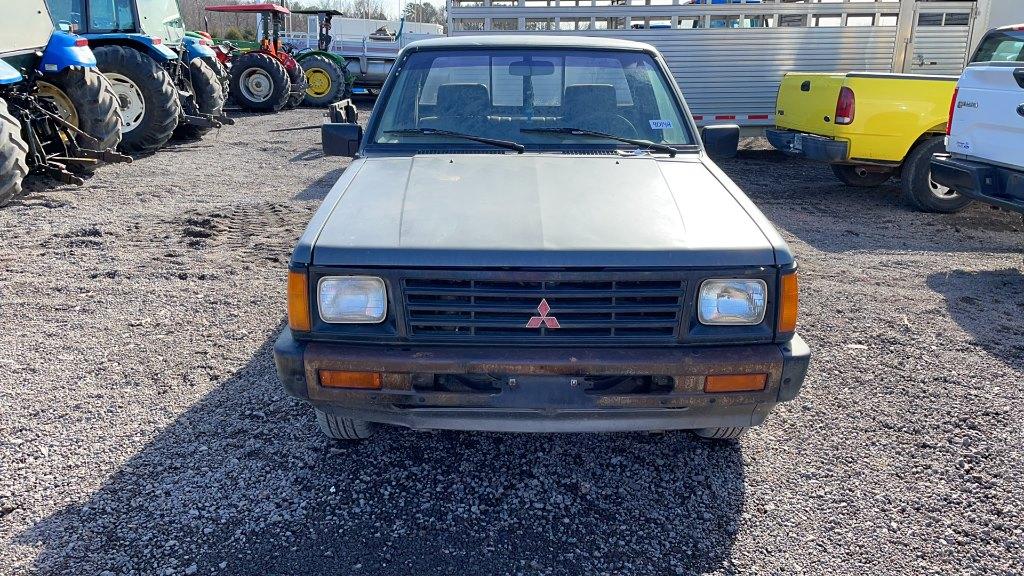 1989 MITSUBISHI PICKUP TRUCK