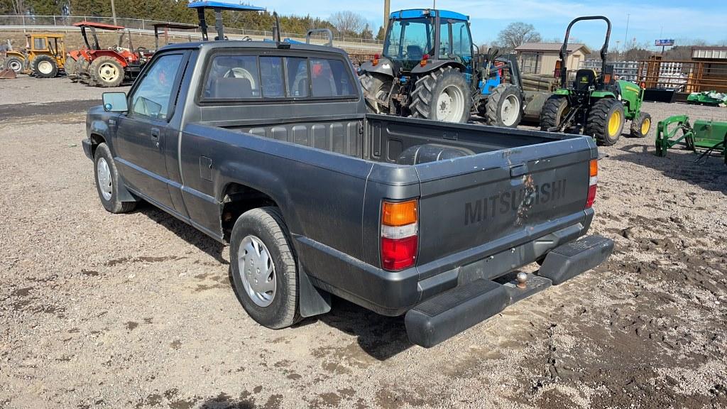 1989 MITSUBISHI PICKUP TRUCK