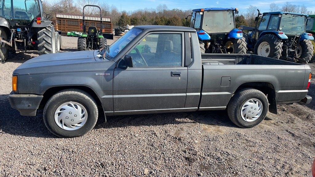 1989 MITSUBISHI PICKUP TRUCK