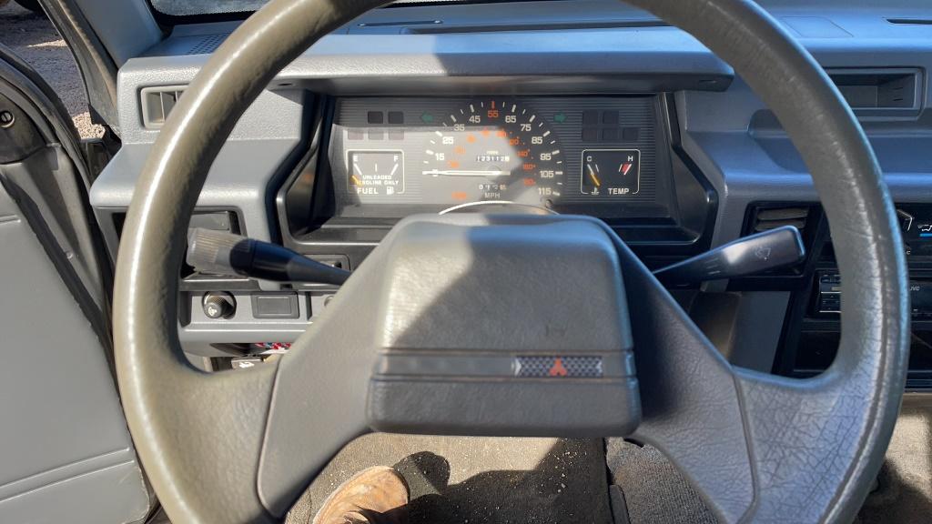 1989 MITSUBISHI PICKUP TRUCK