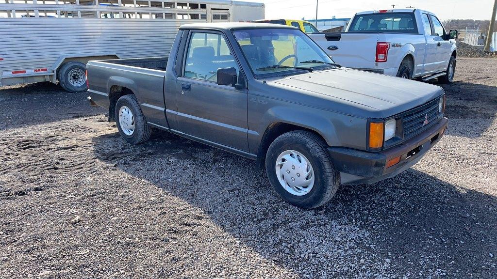 1989 MITSUBISHI PICKUP TRUCK