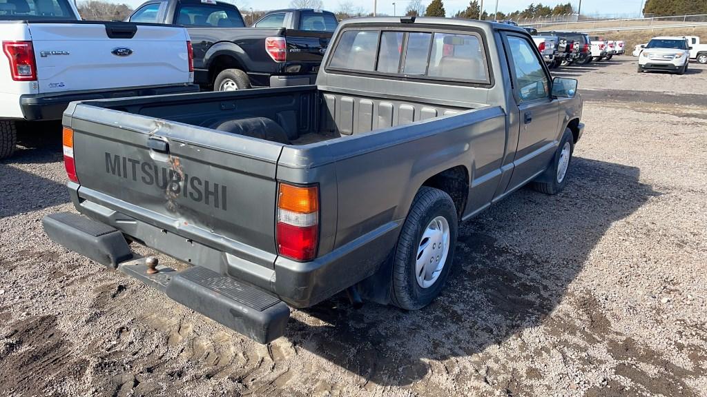 1989 MITSUBISHI PICKUP TRUCK