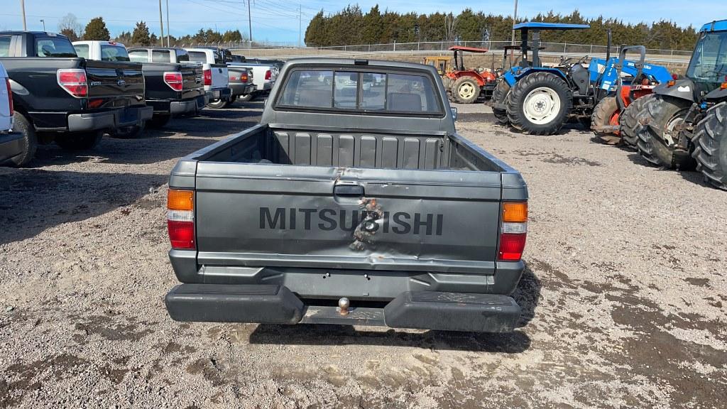 1989 MITSUBISHI PICKUP TRUCK